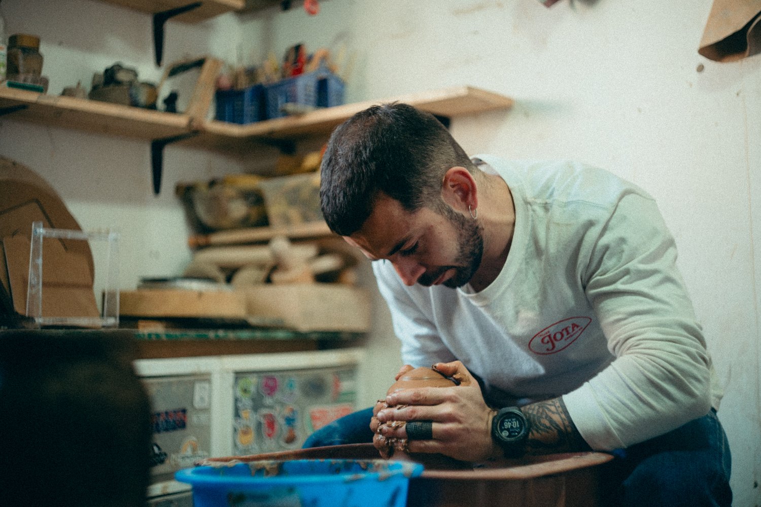 Joaquín Martínez centrando arcilla en el torno del taller