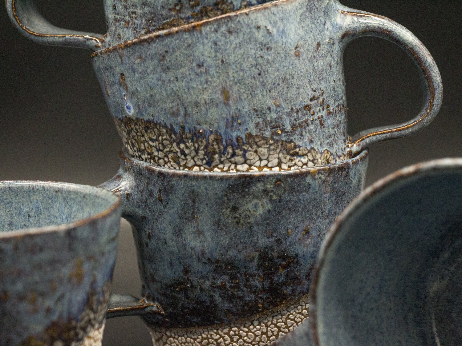Tazas de gres con esmalte azul moteado